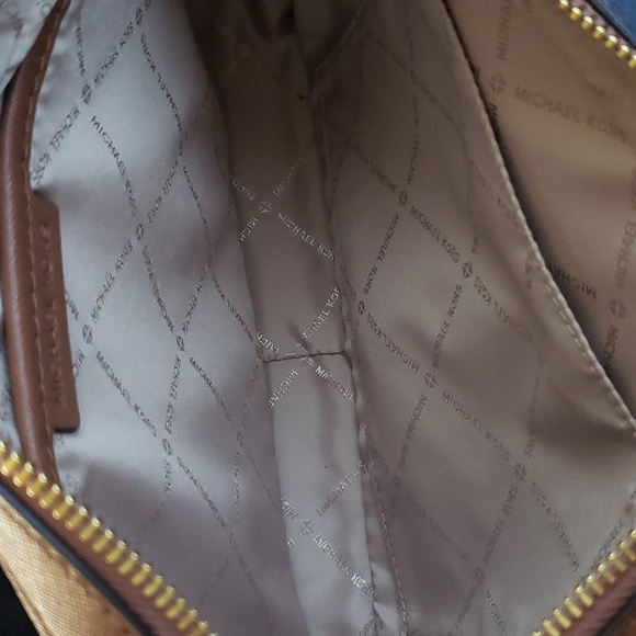 MICHAEL KORS Jet Set Monogram Crossbody Bag - Picture 12 of 16